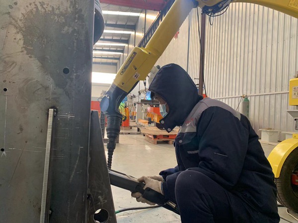 如何選擇焊接機(jī)器人廠家？