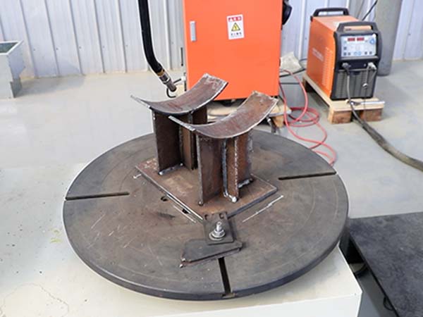 工業(yè)焊接機(jī)器人常見(jiàn)的輔助設(shè)備及作用 工裝夾具對(duì)工業(yè)焊接機(jī)器人的作用